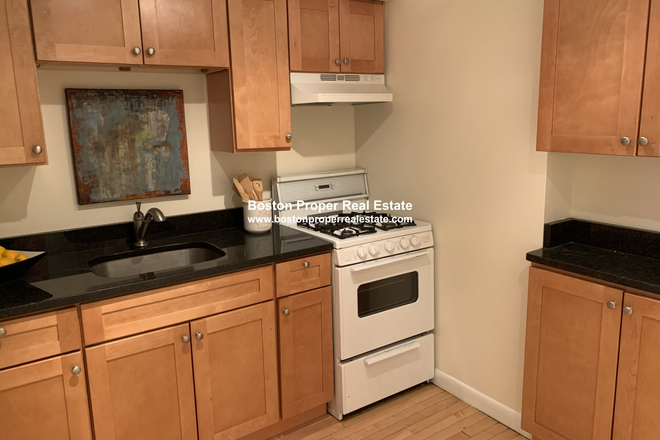 a - Garden level 2 bed with living room in middle of Back Bay Condo