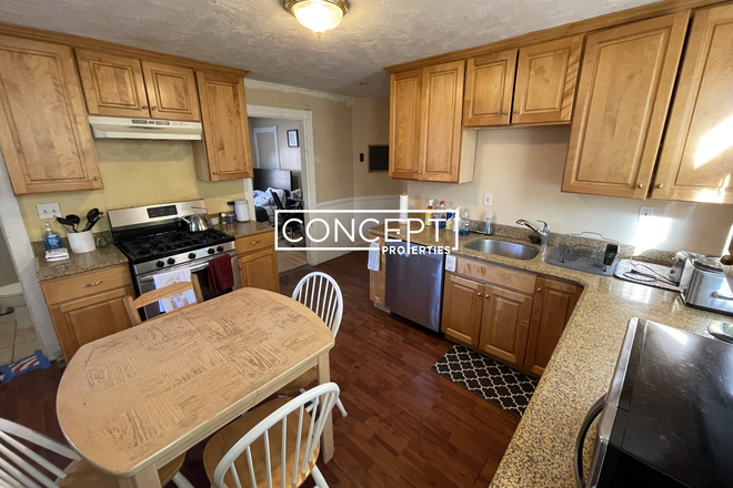 8 Eldora St #2 - [9.1.2026][No fee] Mission hill spacious 3 beds /2 baths with views [Private deck] Apartments