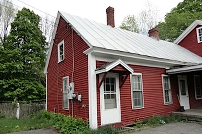 Exterior view of apt and entrance - 570 North Windsor St Apt 1