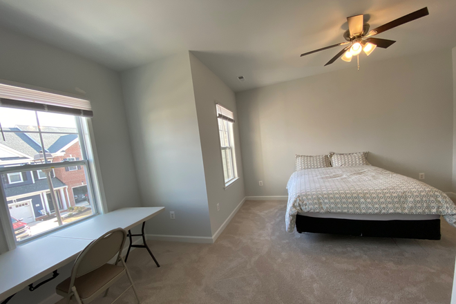 Bigger bedroom with sitting area - New Townhouse, Safe, Quiet & Convenient, Close to VCU