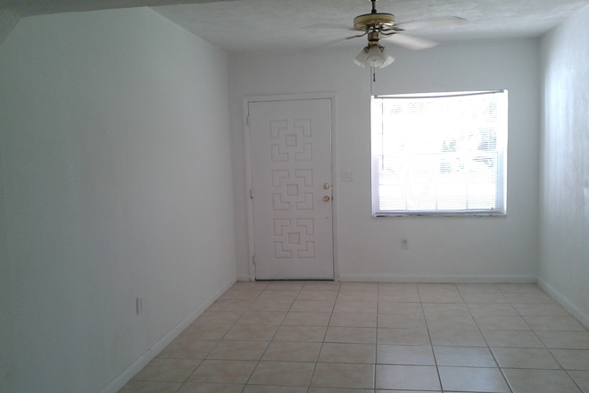 Entrance + Living Area - AVOID TRAFFIC & CAMPUS PARKING!  3/2 house 2 blocks from UM!