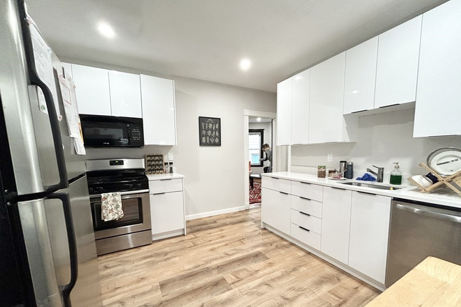 LIVING - 3 BED WITH IN UNIT LAUNDRY AND PRIVATE DECK! 9/1/25!