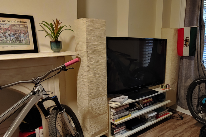 TV/Shelves - Bright Fully Furnished Bedroom - 1 Block to Metro Townhome