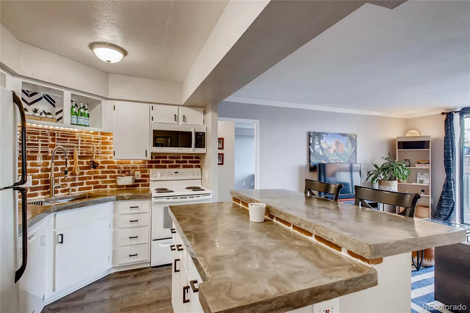 Kitchen - The Denver Tower Apartment, Walking Distance