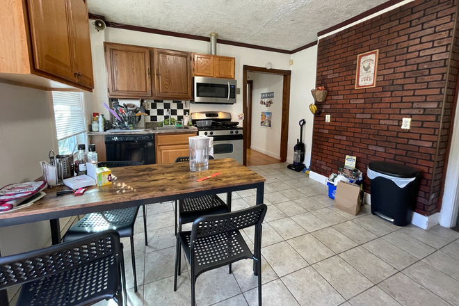 ... - GOOD SIZED 3 BEDS/1 BATH WITH DISHWASHER & PORCH Apartments