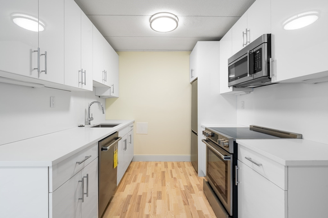 . - LOCATION!! Amazing 2 Bed / 2 Bath w/ Heat&Hot Water, Parking Included! Avail. NOW!