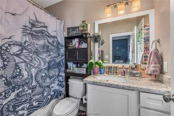 Bathroom for rent - Close to Campus House