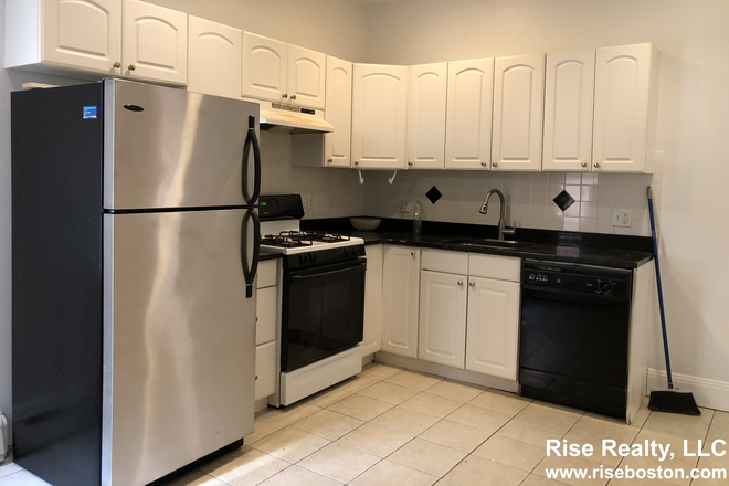 Kitchen - **AVAILABLE 2025-26'** 3-BEDROOM APARTMENT IN CLEVELAND CIRCLE