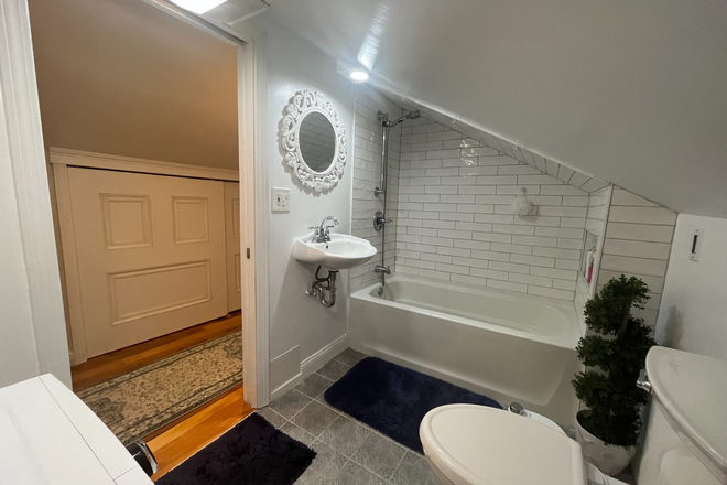 Upstairs bathroom - 48 North Court Street, Unit #3 Condo