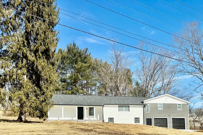 Front porch - 4 Bedroom, 3 Bath House with 2 car garage, Pets allowed