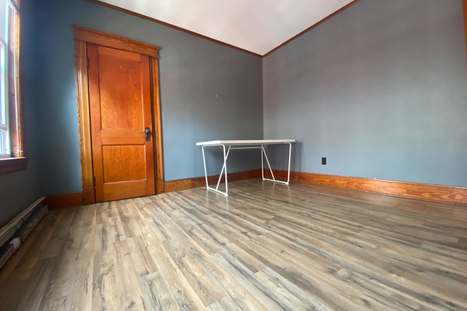Bedroom - North Campus room available