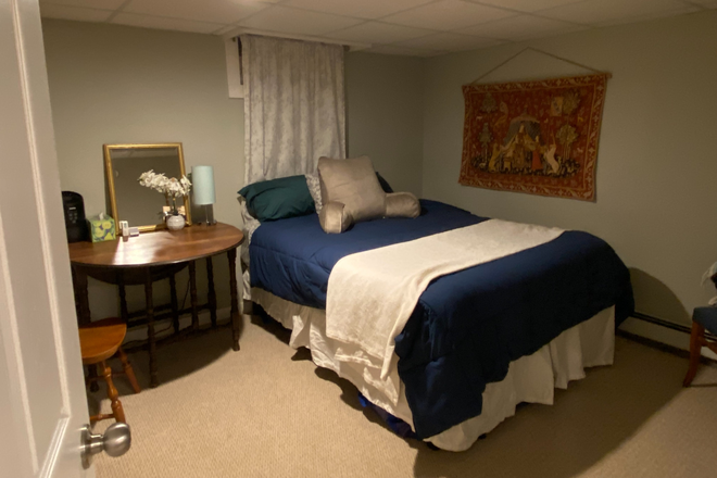 Queen bedroom - Commuting? or need temporary housing? House