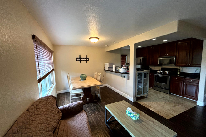 Kitchen/Dining Room - 3 bd/2 br. prime location for UCSD. La Jolla