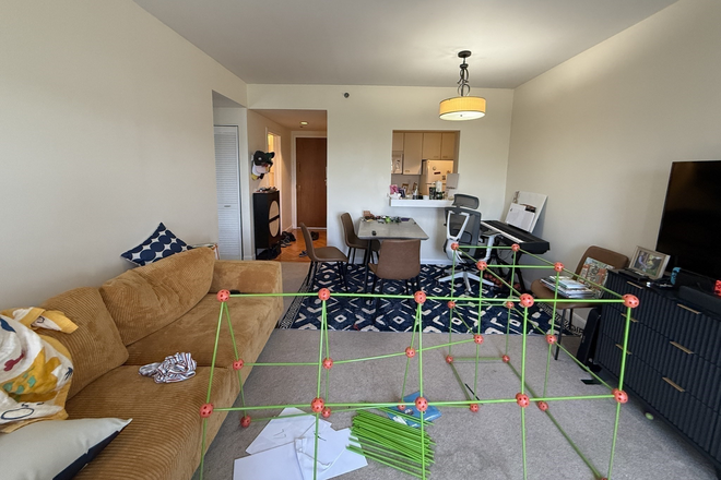 - - Close to Campus! Spacious 1 bed 1.5 w/ Heat & Hot Water Included, Laundry in Unit, Parking Included Apartments