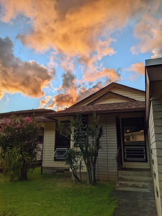 Front Yard - Beautiful & Convenient Manoa Home