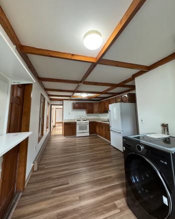 . - HUGE 2 Bed / 1 Bath w/ LAUNDRY IN UNIT!! Available NOW!!! Apartments