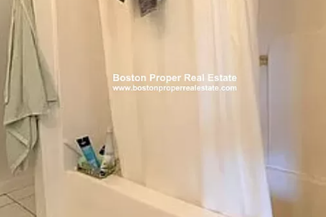 BATHROOM - UPDATED 4 BED/2 BATH for 09/01/2024 ! Quick walk to campus ! Duplex