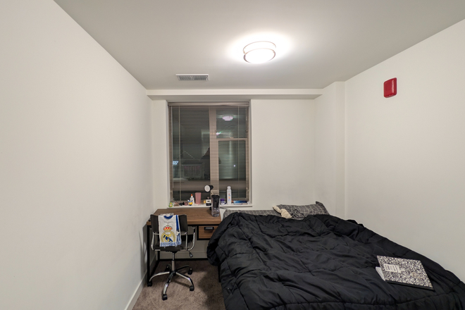 Bedroom view with table and bed and window - Tempo Apartments