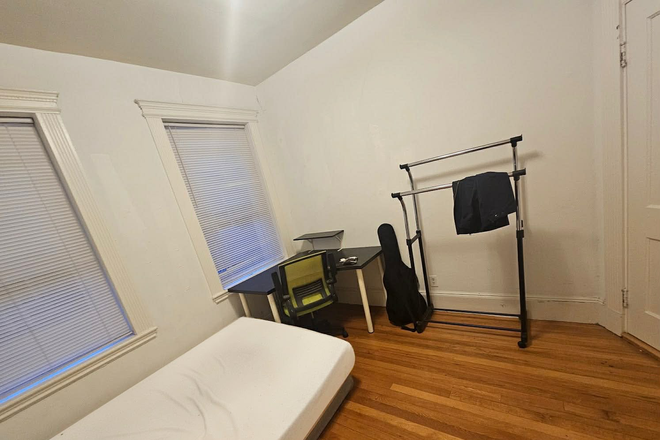 Bedroom - Summer Sublet 28 Westland June-August Apartments