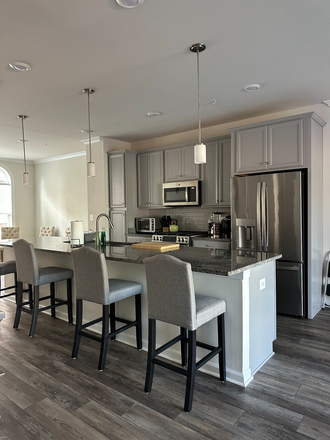 Large kitchen perfect for cooking and hosting - Still looking for housing? Bedroom available in all female townhome!
