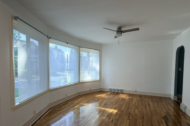 Living Room - House with private beach near Lake Erie