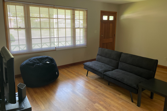 living room and front entrance. - 3 Bed 2 Bath Off Campus Housing Central Lafayette