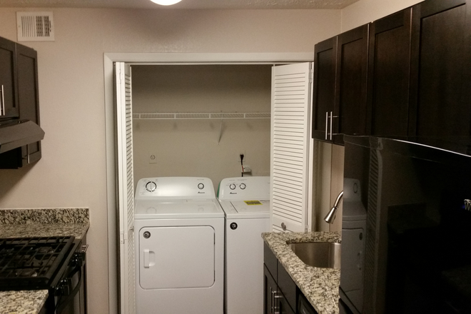 Kitchen with washer and dryer - 2 Bed 2 Bath Apartment, walking/biking distance to Emory