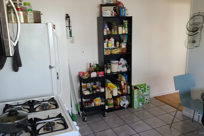 dine-in kitchen - 19 Hunting St Apartments