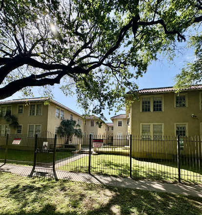 BE THE ENVY OF YOUR FRIENDS - 1ST FLOOR-AMAZING APARTMENT-AMAZING LOCATION!