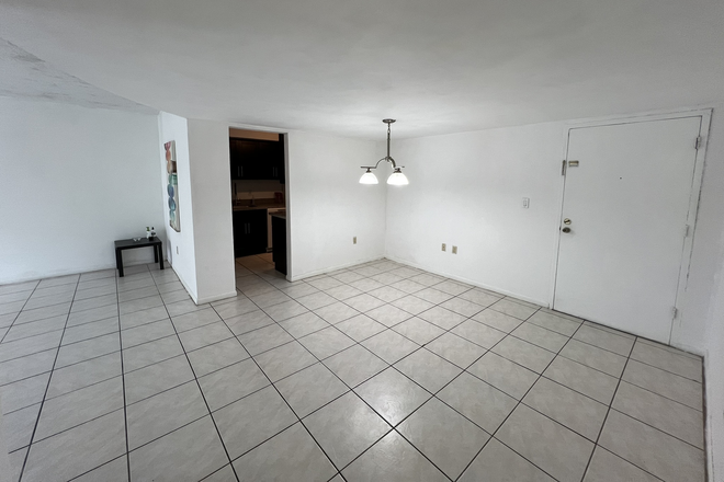 Dining area - Dadeland Grove Condominium/Ideal Off-Campus Living