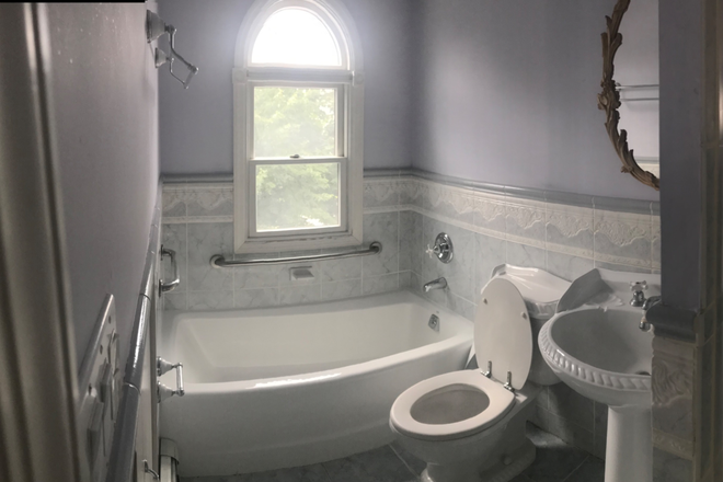 2nd Floor Bathroom - ONE BEDROOM AVAILABLE. NEAR ADELPHI. GARDEN CITY S. FEMALE STUDENT PREFERRED. NO FEE House