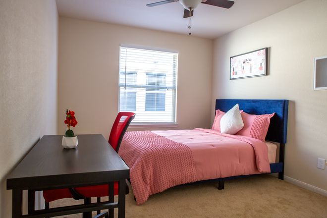 Bedroom - Furnished room near Med Center/Pearland (WOMEN only)