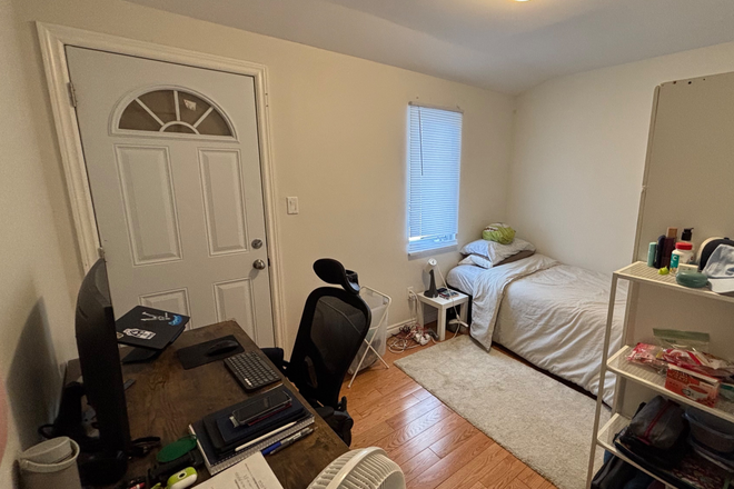 Bedroom with backdoor access - 1 Furnished Bedroom in Modern 4 Bed/2 Bath Townhouse Apartment (Male preferred)