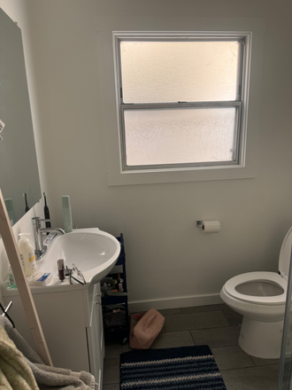 Bathroom - 1 bedroom furnished apartment, 5 min bus to campus