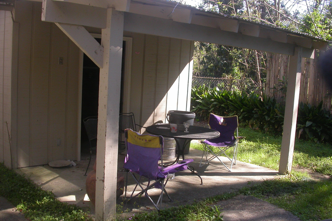 Back storage building with electricity - Ideal Location 4 BR 2 BA in Southdowns House