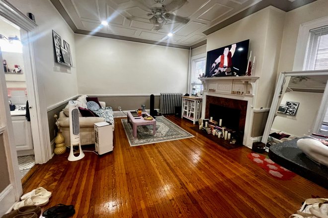 living room - 1 Bed apartment, Near T, Heat and Hot water included