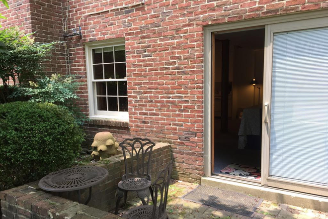 Entrance - Chain Bridge Forest, Garden Apartment, 1.9 miles to Marymount campus