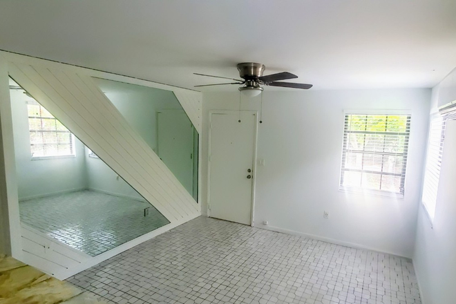 Living area - Detached Private Vintage Guesthouse for Rent