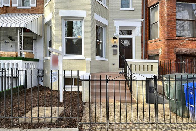 Entrance - 1500ft2 - 3bd/3.5bath+Basement, Renovated and Bright Victorian 3-Story Row House