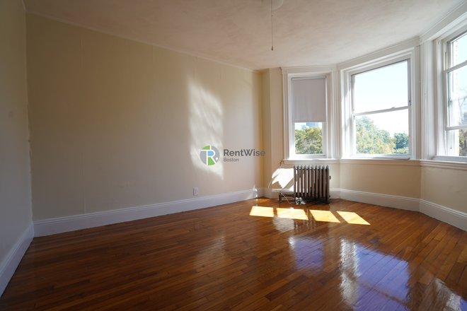 2 - AVAIL JAN 1st or NOW. NO FEE! - Ideal STUDIOS & BIG 1BR SPLIT-undergrad OK!-H/HW inc. Apartments