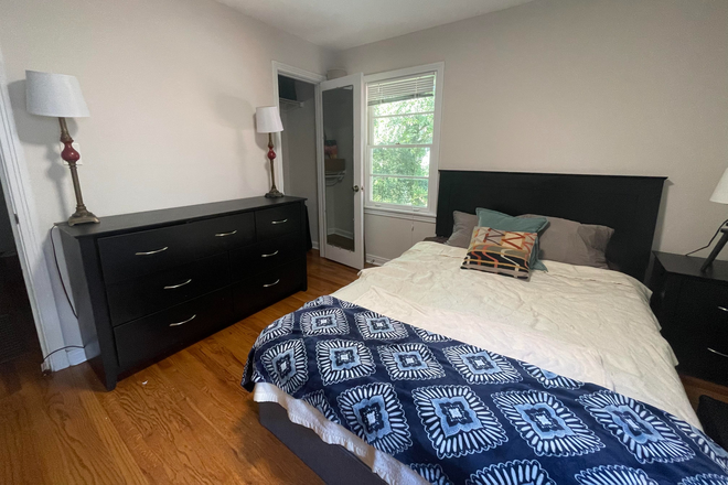 Bedroom - Cozy and comforting house near Emory with great deck and backyard