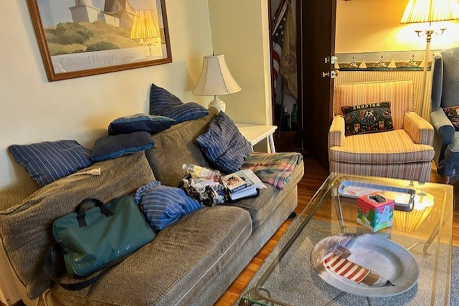 living room - NEW LISTING-AFFORDABLE HOUSING (HEAT INCLUDED) r- Great for a couple! House