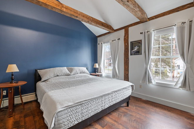 Private Bedroom - Private Bedroom and Bathroom at the Columns - Waterfront Property close to campus House