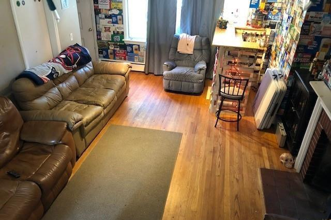 living room - Large 5 bed 3 bathroom house for rent in Bristol RI