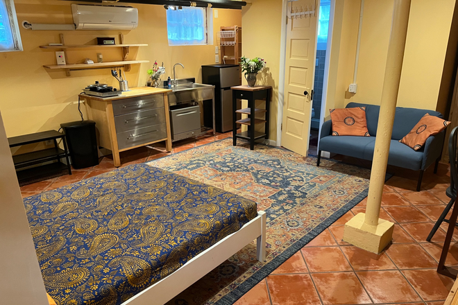 Full size bed, kitchen with dishwasher and refrigerator - Walkable Studio in University Park