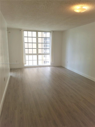 Living / Dinning - Walking Distance to Campus. No PARKING PASS NEEDED Condo