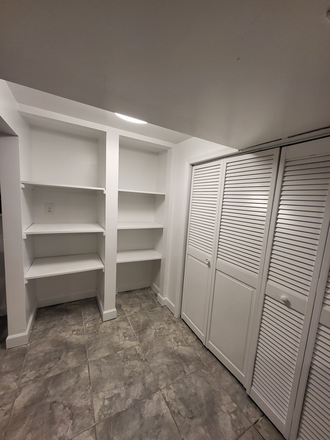 bedroom - Apartment for rent $950/month for each student!! Bedroom will be shared between 3 students!!