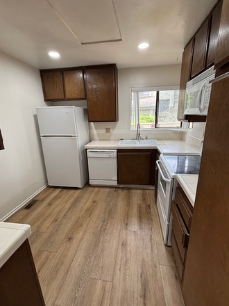 Kitchen - Eastbluff Village Condominium