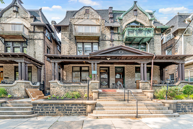 outside street view - 4013 Pine St - Victorian Townhome
