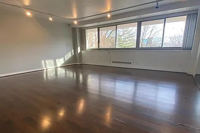 Main room - The Philadelphian. Large light studio with view of art museum, 1 mile to campus. Lots of storage.